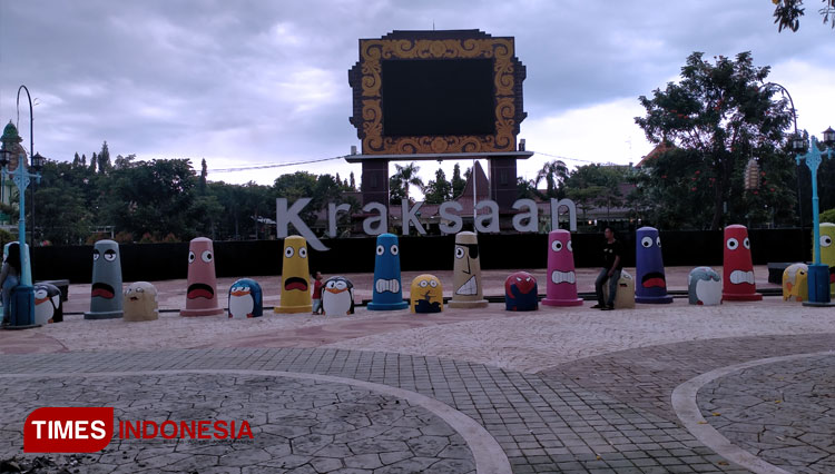 Pemandangan Taman Alun-alun Kota Kraksaan dari depan. (FOTO: Abdul Jalil/TIMES Indonesia)
