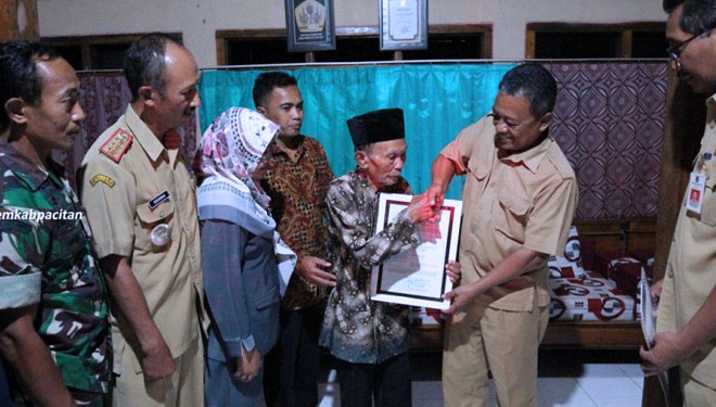 Dokumentasi almarhum Sutiman, pencipta seni Tari Kethek Ogleng Pacitan terima penghargaan dari Bupati Pacitan, Indartato (11/3/2020) silam. (Foto: Pemkab Pacitan For TIMES Indonesia) 