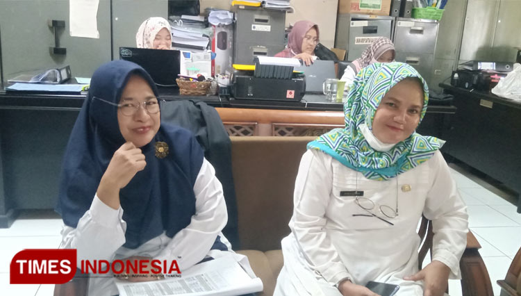 Kabid Fasilitasi pengawasan dan penganggaran didampingi Kabid Umum dan keuangan saat memberikan keterangan pers terkait status kepegawaian LR (foto:Susi/TIMES Indonesia)