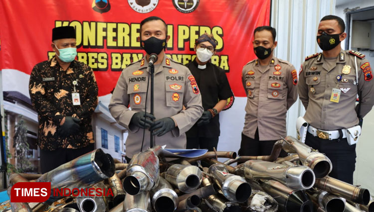 Kapolres Banjarnegara AKBP Hendri Yulianto SIK MH memusnahkan knalpot brong. (FOTO : Humas Polres for TIMES Indonesia)