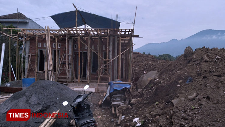 Pembangunan rumah korban terdampak banjir sudah dilakukan dengan memanfaatkan anggaran yang tersimpan dalam rekening korban banjir bandang. (FOTO: Muhammad Dhani Rahman/TIMES Indonesia)