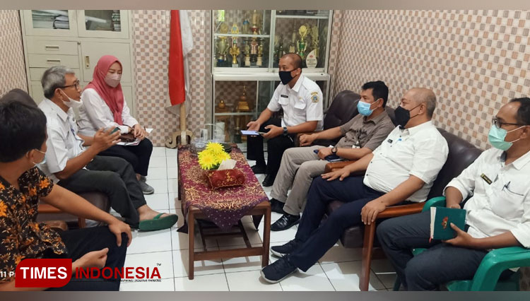 Pengawas Ketenagakerjaan Jatim bersama Disnaker Gresik saat menelusuri alamat kantor perusahaan outsourcing yang melakukan tes swab. (Foto: Disnaker Gresik for TIMES Indonesia)