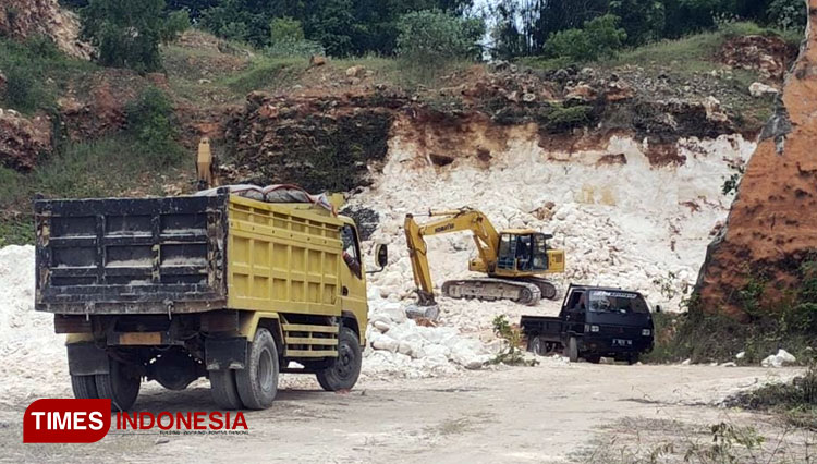 Aktivitas penambangan galian C yang diduga dilakukan di Tanah Negara di Kecamatan Panceng. (Foto: Akmal/TIMES Indonesia)