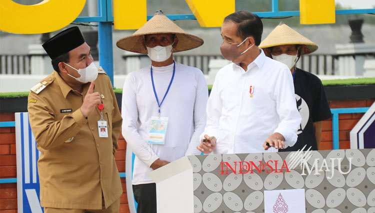 Bupati Arief Rohman memanfaatkan momentum kunjungan Presiden Joko Widodo saat peresmian Waduk Randugunting untuk berdiskusi singkat. (Foto: Humas Pemkab Blora for Times Indonesia)