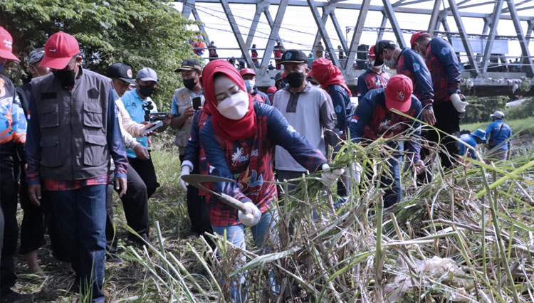 Bupati dan Wakil Bupati Brebes lakukan sinergi bersih Sungai Babakan dalam rangkaian HUT Ke 344 Kabupaten Brebes (Foto: Dinkominfotik Brebes For TIMES Indonesia)