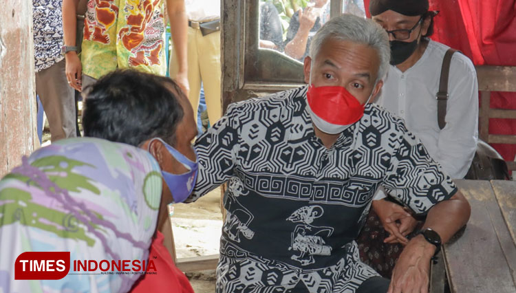 Gubernur Jawa Tengah Ganjar Pranowo, saat berkunjung ke rumah Supono (45) di Desa Gemuruh, Banjarnegara. (FOTO : Kominfo for TIMES Indonesia)
