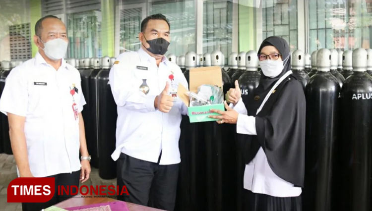 Penyerahan simbolis tabung gas dari Bupati Arief Rohman kepada Dirut RSUD Blora, perwakilan RS Permata, dan Kepala Puskesmas Ngawen. (Foto: Firmansyah/TIMES Indonesia)