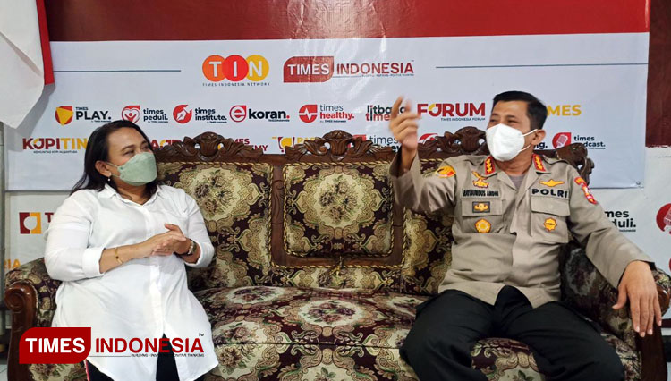 Kepala BNN Kota Malang Kombes Pol Raymundus Andhi Hedianto berdiskusi dengan Corporate and Development Director TIMES Indonesia Sri Widji Wahyuning Utami, Kamis (20/1/2022). (Foto: Ferry/TIMES Indonesia)