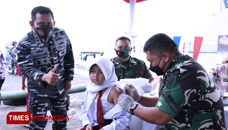 Vaksinasi anak di wilayah markas Lanal Banyuwangi. (FOTO: Agung Sedana/TIMES Indonesia)