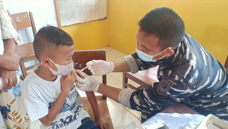 Lantamal IX mengambil peran dengan melaksanakan vaksinasi di SDN 86 Ambon Jln Rijali No 4 Sirimau Kota Ambon Maluku, Kamis (20/01/2022). (Foto: Lantamal IX) 