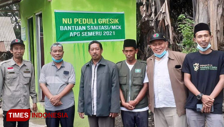 Tim NU Gresik saat meninjau pembangunan MCK dan survei bakal tanah wakaf untuk pembangunan tempat ibadah (Foto: PCNU Gresik/TIMES Indonesia).
