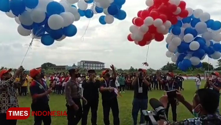 Bupati Tasikmalaya Ade Sugianto, membuka Turnamen Piala Soeratin U-13 dan U-15 Jawa Barat,ditandai pelepasan ratus balon. (Foto: Anton/TIMES Indonesia)