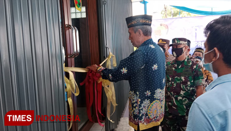 Ketua KPRI Jateng, Bambang Suhardjo, saat memotong pita sebagi simbol diresmikannya KPRI Rukun Kendal, di Kelurahan Langgenharjo Kendal, Jumat 21/1/2022. (Foto: Zamroni/TIMES Indonesia)