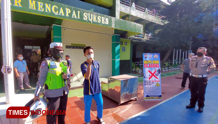 Dikmas Satlantas Polres Banjarnegara  terkait larangan penggunaan knalpot brong di SMK Panca Bhakti Banjarnegara. (FOTO : Humas Polres for TIMES Indonesia)