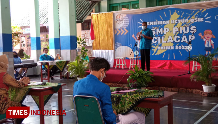 Debat Publik Pemilihan Ketua OSIS SMP Pius Cilacap dibuka oleh Kepala SMP Pius C Budi Setyawan. (FOTO: Estanto Prima Yuniarto/TIMES Indonesia)