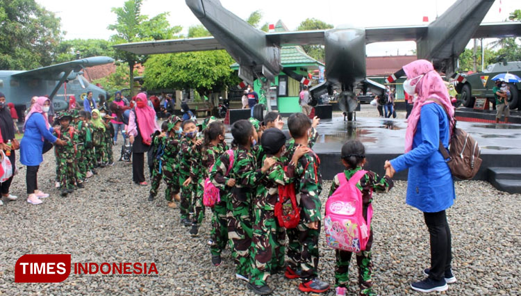 Siswa TK Kartika III-26 Cilacap melihat koleksi yang ada di Museum Soesilo Soedarman. (FOTO: Pendim 0703 Cilacap for TIMES Indonesia) 