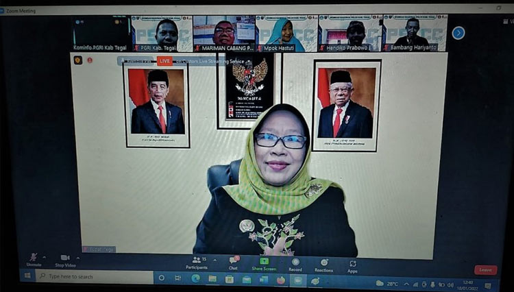 Bupati Tegal, H Umi Azizah mengikuti acara webinar nasional bersama PGRI Kabupaten Tegal, Selasa (18/1/2022). (Foto : Humas Pemkan Tegal For Times Indonesia)