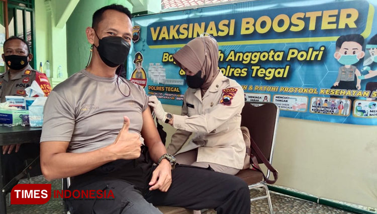 Wakapolres Tegal, Kompol Didi Dewantoro  saat Vaksinasi Booster di Mapolres Tegal, (FOTO Cahyo Nugroho For TIMES Indonesia)