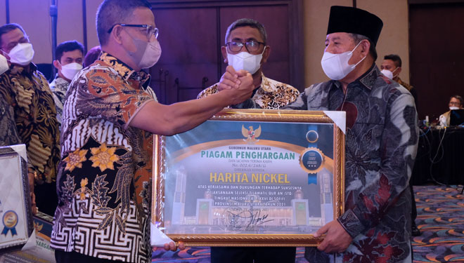 Gubernur Maluku Utara (kanan) menyerahkan penghargaan kepada Head of External Relation HARITA Nickel Stevi Thomas.(Foto: Humas HARITA)