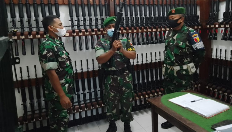 Perwira Jaga Kodim 0808/Blitar Kapten Arm Renoldi didampingi anggota Provost memeriksa senjata dan munisi di gudang senjata Kodim 0808, Sabtu (22/1/2022). (Foto: Kodim 0808/Blitar)