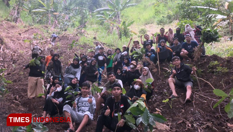 Mahasiswa PMM-DN Unisma Malang melakukan kegiatan mendirikan gubuk baca bersama republik Gubuk di Dusun Bendrong, Desa Argosari, Kecamatan Jabung, Kabupaten Malang. (FOTO: AJP TIMES Indonesia)
