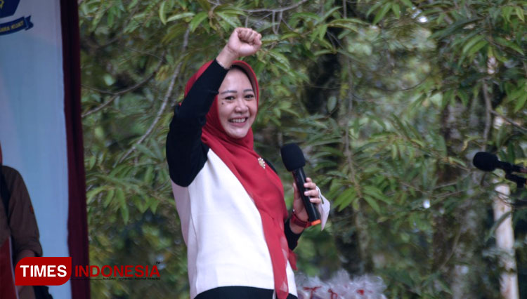 Bupati Purbalingga Diyah Hayuning Pratiwi SE BEcon MM memotivasi sanggar senam sehat Indonesia. (FOTO: Humas Pemkab Purbalingga for TIMES Indonesia)