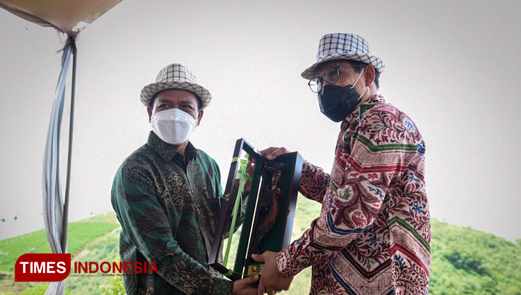 Menteri Desa PDTT Abdul Halim Iskandar dan Bupati dadang