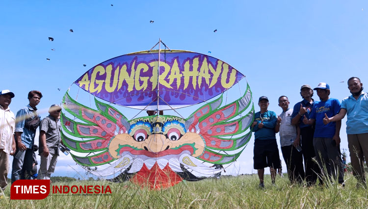 Kegiatan Ngonjuk Bareng atau main layangan bareng di Desa Wonosuko Kecamatan Tamanan Bondowoso (FOTO: Moh Bahri/TIMES Indonesia)