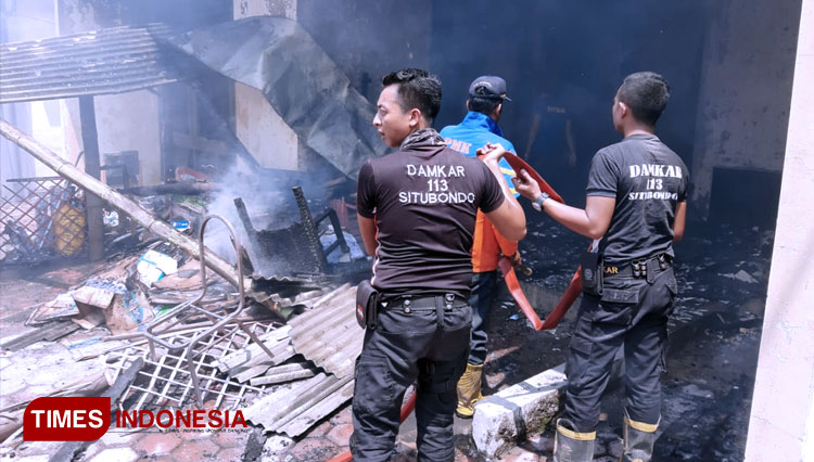 Petugas mengecek lokasi terbakarnya gudang arsip milik Dispendikbud yang berada di Jalan Madura. (FOTO: BPBD Situbondo for TIMES Indonesia)