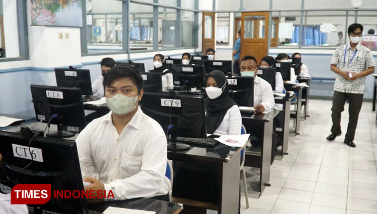 Peserta tes seleksi Perangkat Desa Kabupaten Blora sedang mengerjakan CAT. (Foto: Humas Udinus For Times Indonesia)
