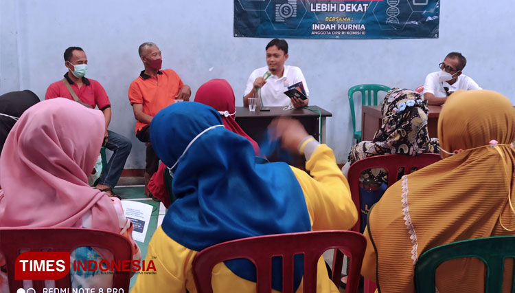 Staff Rumah Aspirasi Indah Kurnia, Syerly Ade Kuntho menyampaikan materi terkait pinjaman online kepada warga RW II Kelurahan Gebang Putih, Kecamatan Sukolilo, Surabaya, Minggu (23/1/2022). (FOTO: Lely Yuana/TIMES Indonesia)