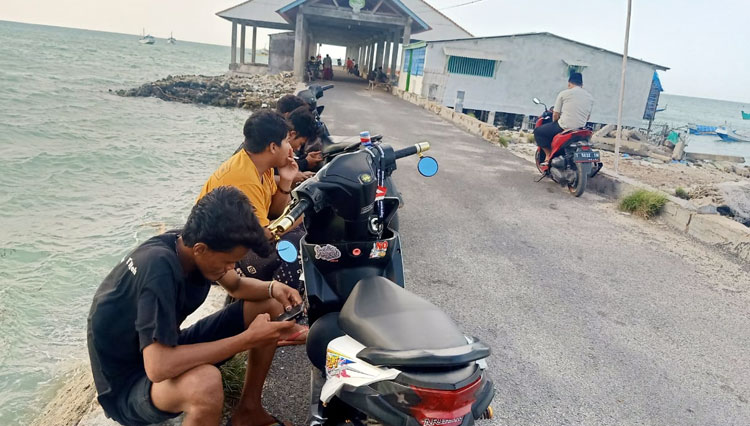 Anak-anak Pulau Raas kehilangan jaringan internet bebrapa waktu terakhir, Senin (24/1/2022). (Foto: Dok.Warga)