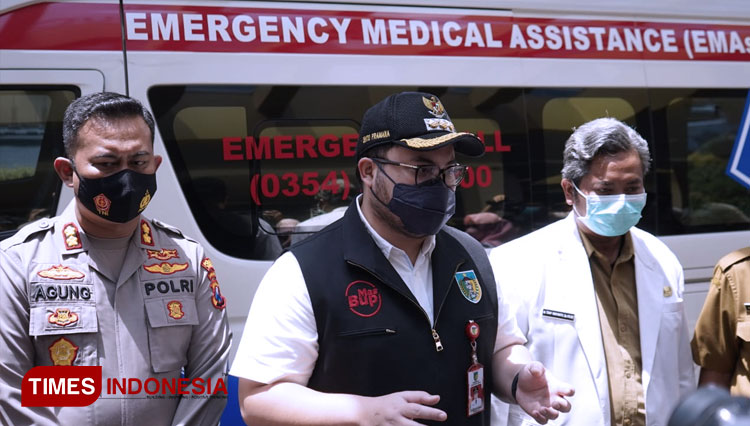 Bupati Kediri dan Kapolres Kediri serta Direktur RSUD SLG setelah meluncurkan layanan EMAs di depan mobil ambulan (Foto: Canda Adisurya/TIMES Indonesia)