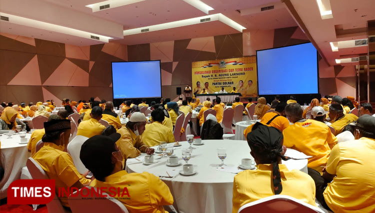 Ratusan kader Partai Golkar memadati Ball Room Hotel Grand Metro, Kota Tasikmalaya, Minggu (23/1/22) malam. (FOTO: Harniwan Obech/TIMES Indonesia)