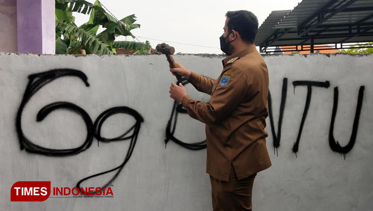 Wali Kota Probolinggo, Habib Hadi Zainal Abidin Saat melakukan pembongkaran tembok yang mengisolir dua rumah warga di Gang Kusuma Bhakti Mangunharjo, Mayangan Kota Probolinggo, Jawa Timur (Foto: Sri Hartini/ TIMES Indonesia)