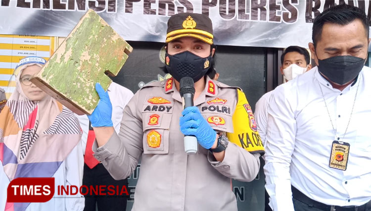 Kapolres Banjar saat menunjukan barang bukti yang digunakan pelaku untuk menganiaya korban (foto:Susi/TIMES Indonesia)