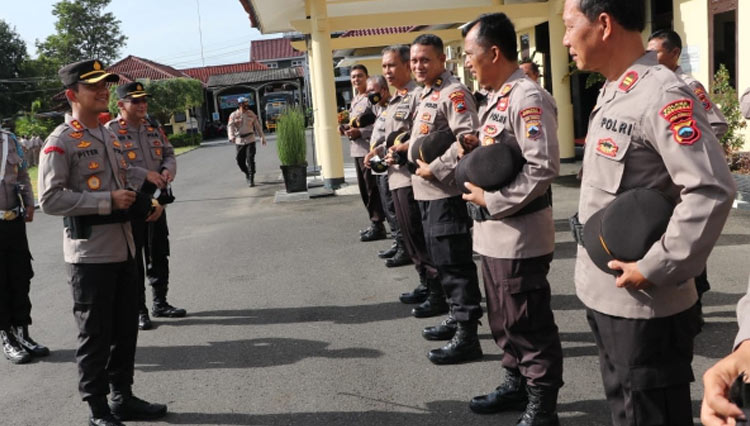 Kapolres Kebumen AKBP Piter Yanottama cek kerapihan personel. (FOTO: Humas Polres Kebumen for TIMES Indonesia)