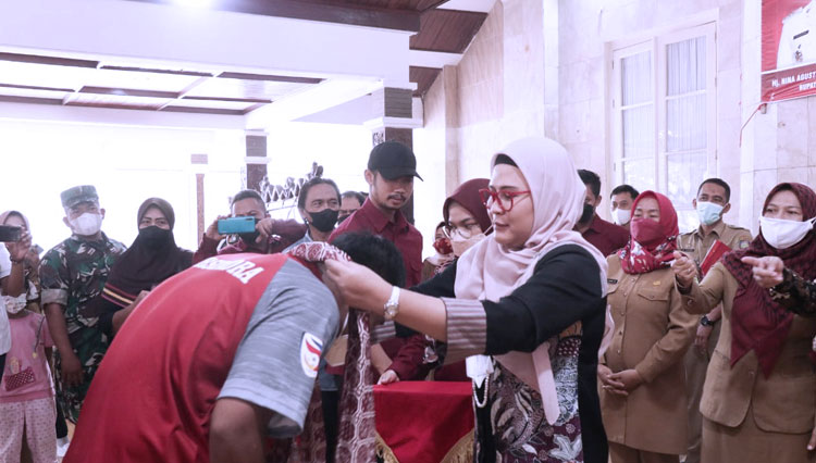 Bupati Indramayu Nina Agustina Dai Bachtiar saat menyambut kedatangan Persindra Indramayu di Pendopo Bupati Indramayu. (Foto: Diskominfo Kabupaten Indramayu)