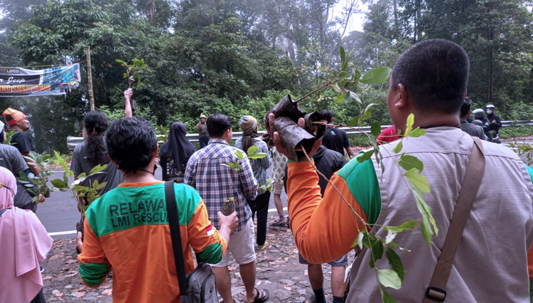 Pendakian Relawan LMI dan PKM dalam rangka konservasi lahan kritis di Gunung Lawu, Senin (24/1/2022). (FOTO: Dok. LMI)
