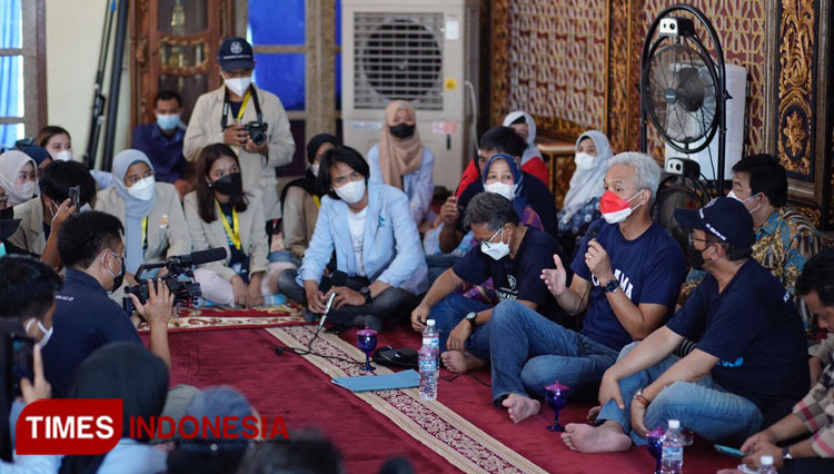 Rektor UGM, Prof. Panut Mulyono bersama Ketua Umum PP Kagama, Ganjar Pranowo serta rombongan akademisi UIN Raden Fatah ketika di lokasi KKN. (FOTO: Humas UGM for TIMES Indonesia)