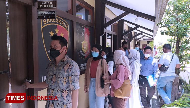 Para korban investasi bodong saat berada di Mapolres Lamongan untuk melaporkan salah satu reseller. (FOTO: MFA Rohmatillah/TIMES Indonesia)