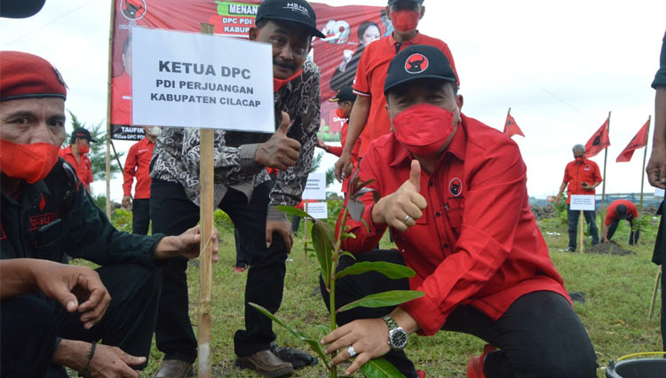 PDI Perjuangan melakukan penanaman pohon di Dusun Winong, Slarang, Kesugihan untuk merawat bumi. (FOTO: Dok PDI Perjuangan Cilacap for TIMES Indonesia) 