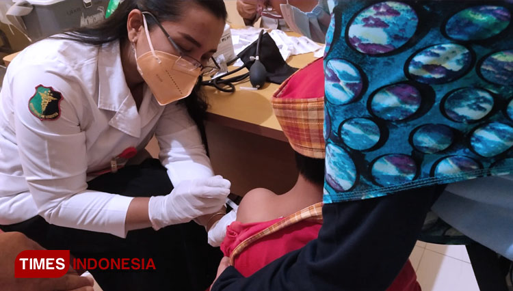 Siswa TK Anak Sholeh Kota Probolinggo di Vaksin oleh Petugas kesehatan Klinik Bhayangkara Polres Probolinggo Kota (Foto: Sri Hartini/TIMES Indonesia)