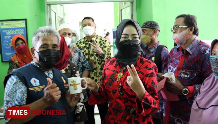 Bupati Brebes Idza Priyanti saat meninjau pelaksanaan pelayanan gratis bagi akseptor KB di Puskesmas Wanasari (Foto Dinkominfotik Brebes For TIMES Indonesia )