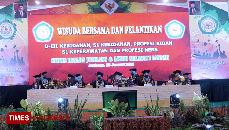 Jalannya senat terbuka wisuda Stikes Husada Jombang yang dipimpin langsung oleh Soelijah Hadi sebagai ketua. (FOTO: Rohmadi/TIMES Indonesia)