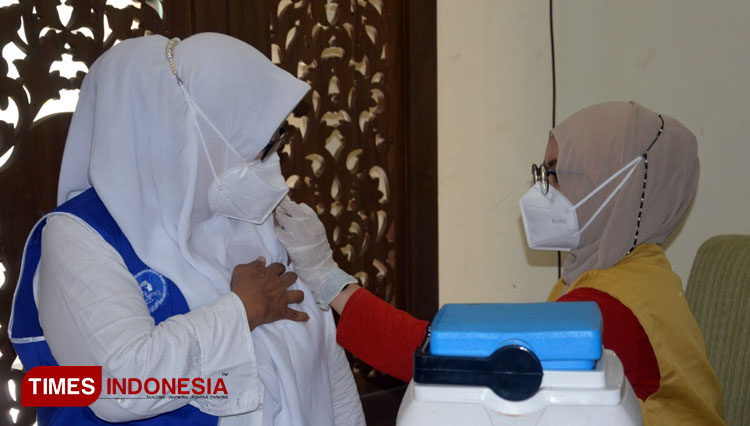 Salah satu anggota IWAPI Kabupaten Lamongan saat menerima vaksinasi booster di Guest House Kabupaten Lamongan, Selasa (25/1/2022), (Foto : Humas Kominfo Pemkab Lamongan for TIMES Indonesia)