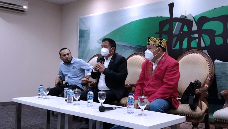 Sekjen MADN Yakobus Kumis dan Anggota DPR RI dari dapil Kalimantan Lasarus tengah menggelar konferensi pers - (FOTO: Dok Media Center DPR)