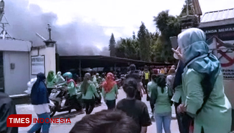 Suasana kebakaran di sebuah pabrik wig atau sunchang di Jalan Wates, Kulonprogo, DIY, Selasa (25/1/2022) siang. (FOTO: Tangkapan layar Fajar Rianto/TIMES Indonesia)