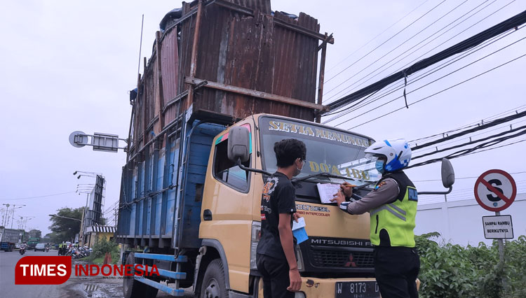 Truk overload ditilang polisi saat melintas di Gresik (Foto: Satlantas Polres Gresik/TIMES Indonesia).