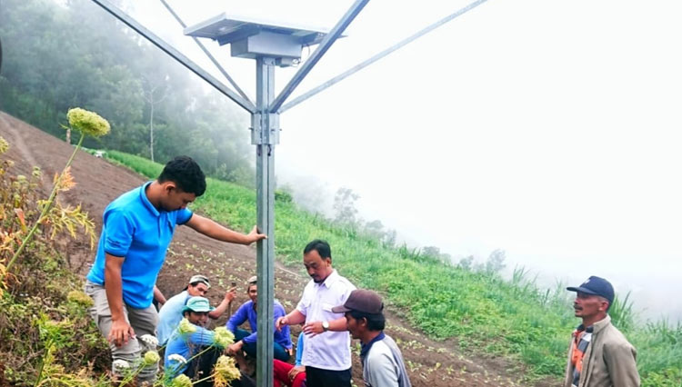 UB Tech Universitas Brawijaya memasang alat Growth Lamp tenaga surya untuk mempermudah pekerjaan petani. (Foto: UB Tech for TIMES Indonesia)